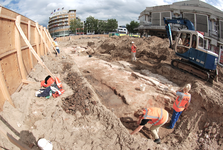 804744 Afbeelding van archeologen van het gemeentelijke Archeologisch en Bouwhistorisch Centrum tijdens het blootleggen ...